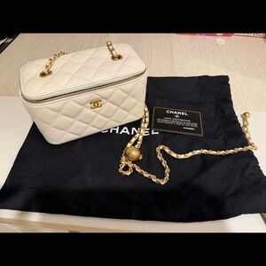 Chanel Lambskin Quilted Pearl Crush Small Vanity Case With Chain White